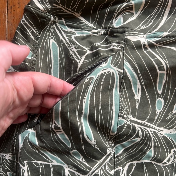 Title nine Majestic Skort Monstera Large - Picture 2 of 4